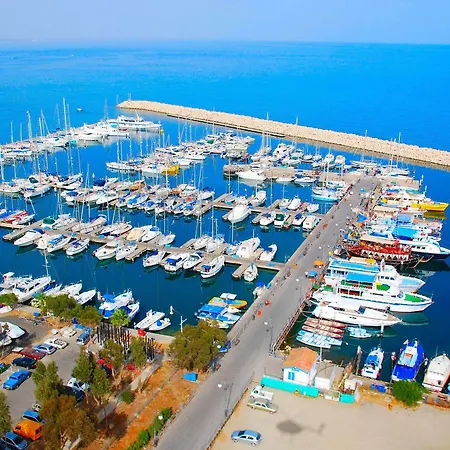 Frixos 公寓式酒店 4*